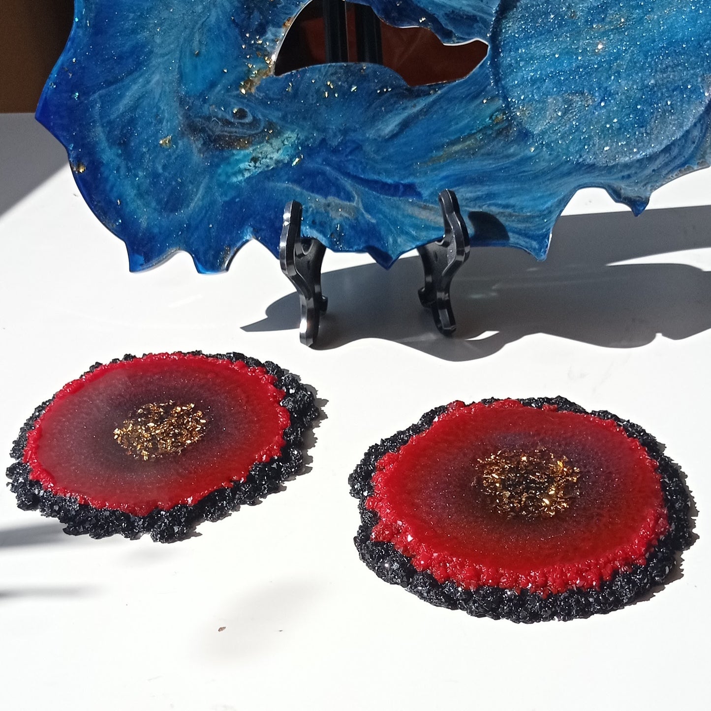 Padėkliukas iš epoksidinės dervos. Juoda raudona