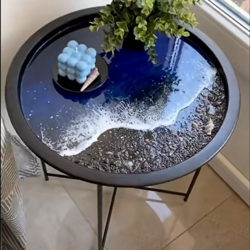 Staliukas iš epoksidinės dervos. Jūros bangos, juodas